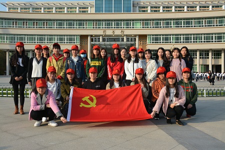 世界足球官网组织开展“我为党旗添光彩——道路安全行，共助你我他”志愿实践活动