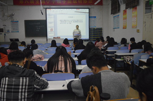 世界足球官网成功举行外籍教师系列讲座 