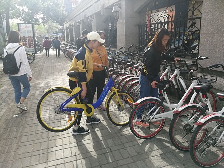 世界足球官网组织开展“践行价值观，美化城市环境”志愿服务活动