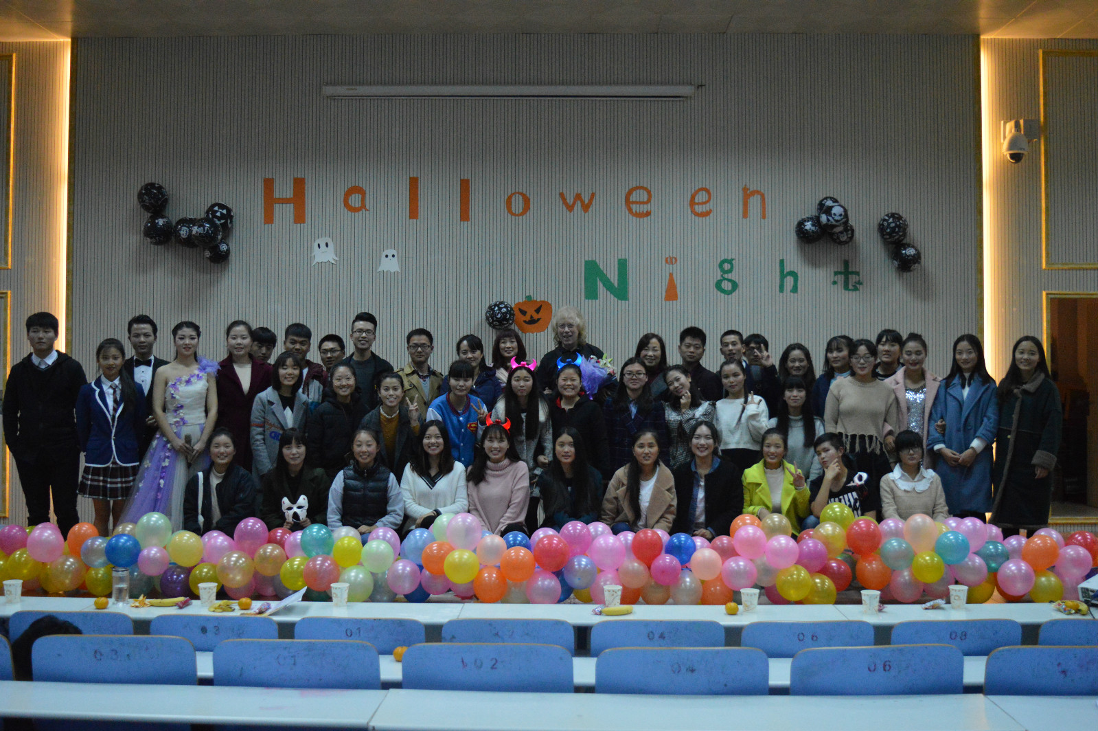 世界足球官网万圣节“欢乐show青春” 文艺广角晚会顺利举行