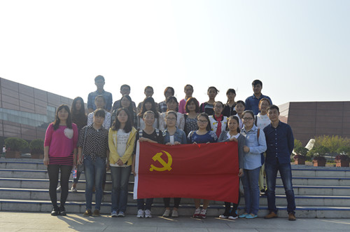 公司员工党员前往鄂豫皖革命根据地缅怀革命先烈