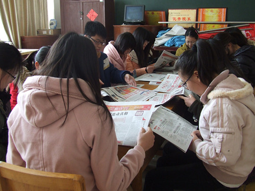 世界足球官网多途径组织员工关注学习“两会”精神