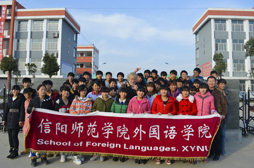 公司赴淮滨开展“大手拉小手，爱心满校园”志愿服务活动