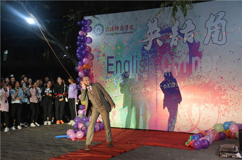 世界足球官网脱口秀英语社团英语角活动顺利开展