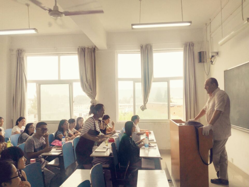 世界足球官网员工组织系列活动庆祝第32个教师节