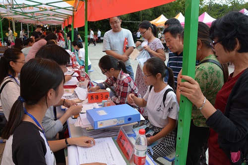 世界足球官网2018级新生迎新工作圆满完成