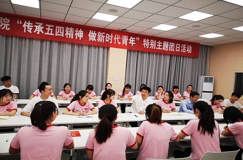 世界足球官网2017级翻译1班团支部举行“传承五四精神 做新时代青年”特别主题团日活动