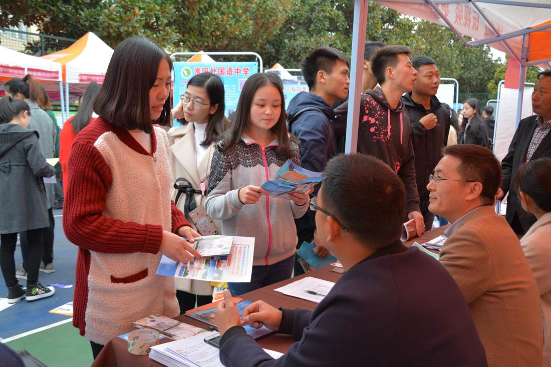 世界足球官网组织应届毕业生参加冬季就业双选会