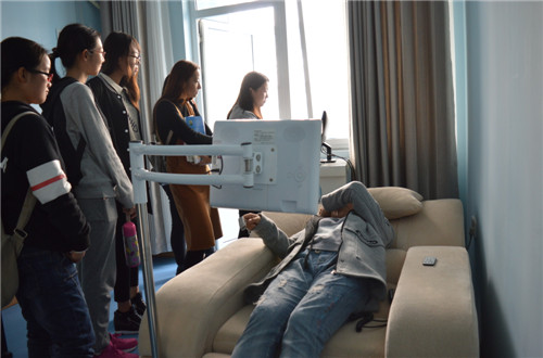 世界足球官网组织2016级新生参观老员工心理健康辅导中心