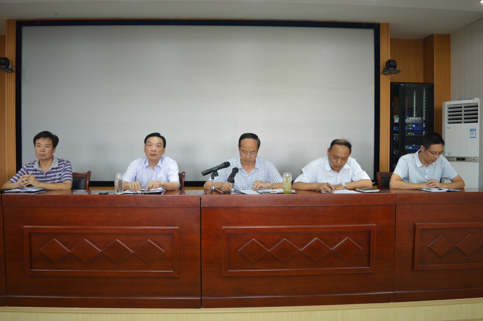 世界足球官网召开新学期教职工大会