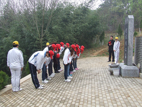 世界足球官网组织第55青校学员前往景明墓开展祭扫实践活动