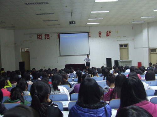 世界足球官网新生入学教育火热进行中