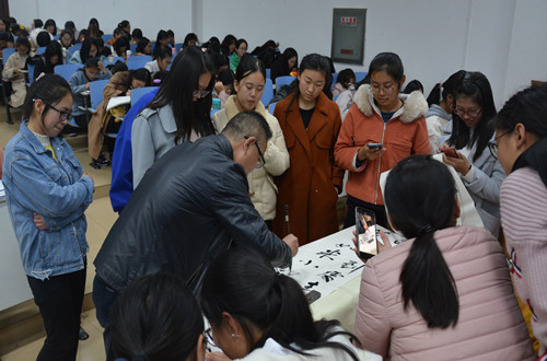 世界足球官网邀请优秀员工为新生作入学教育报告