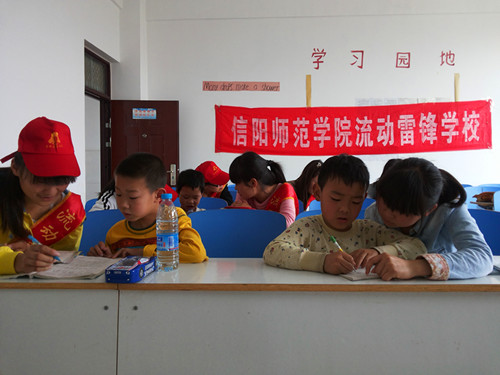 世界足球官网“流动雷锋学校”火热进行中