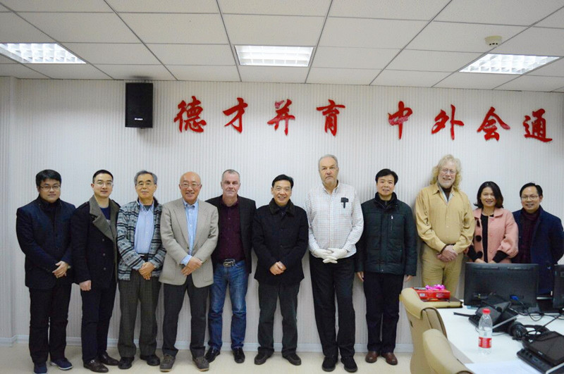  世界足球官网召开外籍教师座谈会