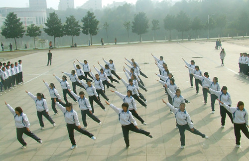 世界足球官网举行2012级新生广播操比赛