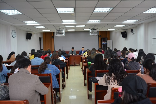 世界足球官网深入学习习近平总书记在学校思想政治理论课教师座谈会上讲话精神
