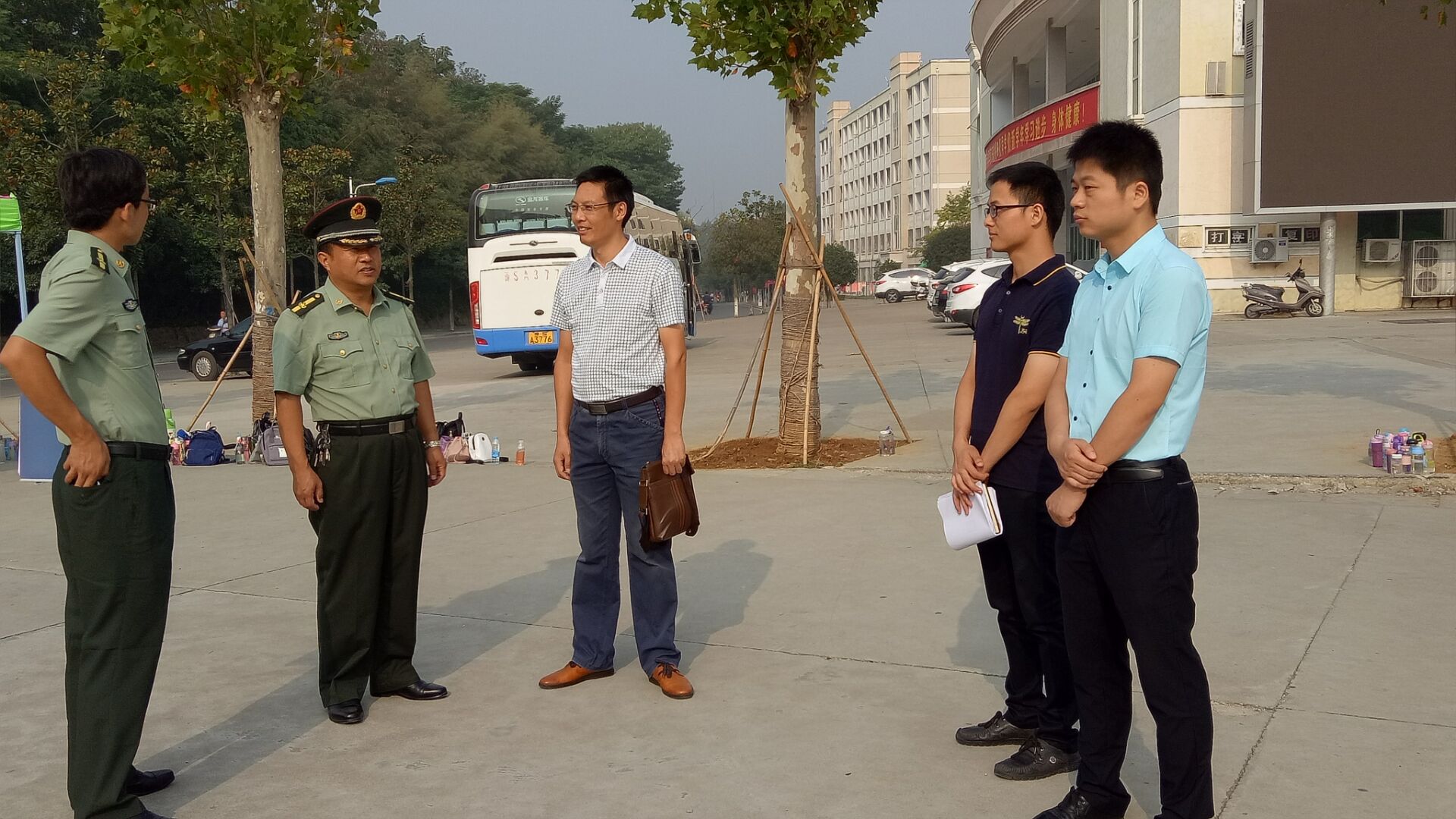 公司领导老师看望2016级军训新生