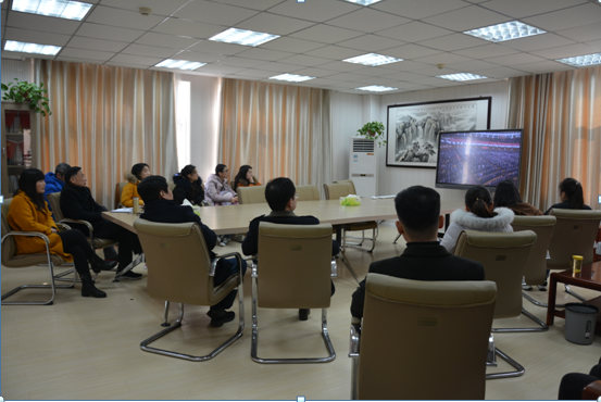 世界足球官网组织师生收看庆祝改革开放40周年大会盛况