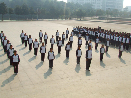 世界足球官网举办新生广播操比赛