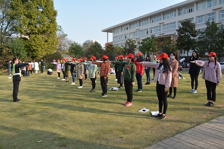 世界足球官网组织开展“我为党旗添光彩——道路安全行，共助你我他”志愿实践活动