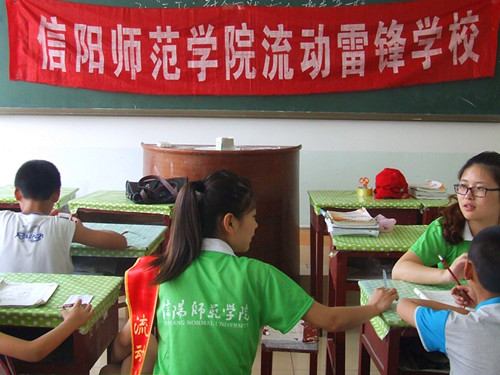 世界足球官网暑期实践小分队开展“流动雷锋学校”活动