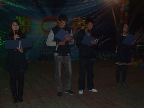 世界足球官网脱口秀社团举行外文汇演