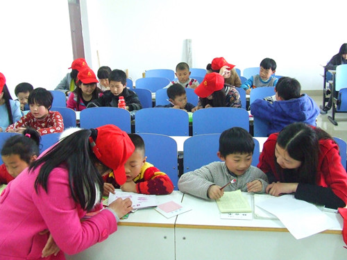 世界足球官网积极开展“流动雷锋学校”活动