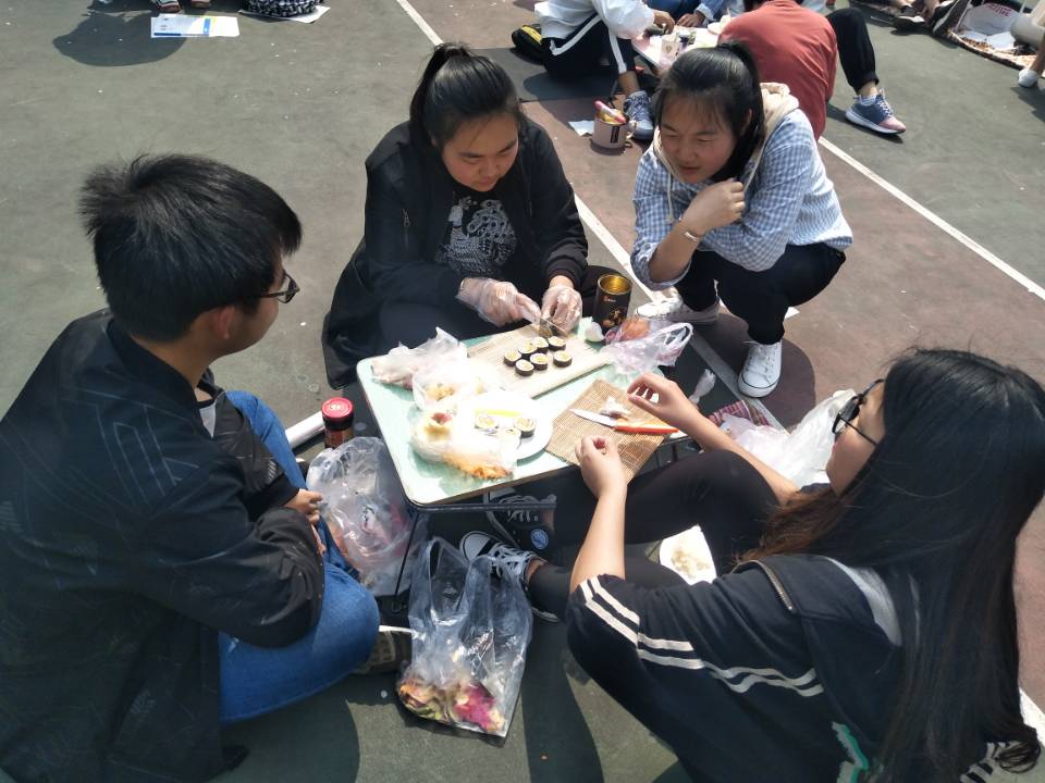 世界足球官网成功举办第五届寿司制作大赛