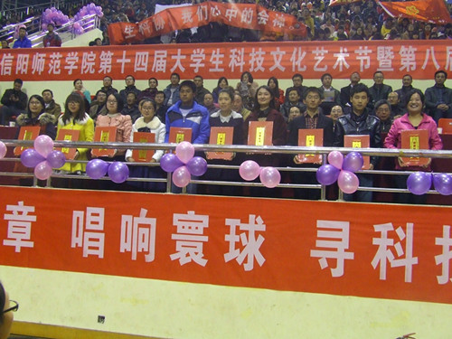 世界足球官网外文书社荣获“十佳社团”荣誉称号