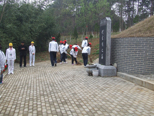 世界足球官网组织第55青校学员前往景明墓开展祭扫实践活动