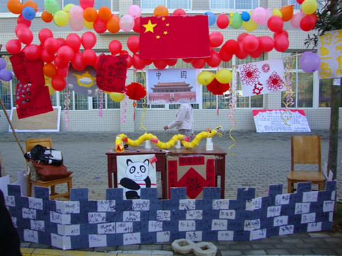 世界足球官网举行“环球之旅”主题特色风情展喜迎女生月