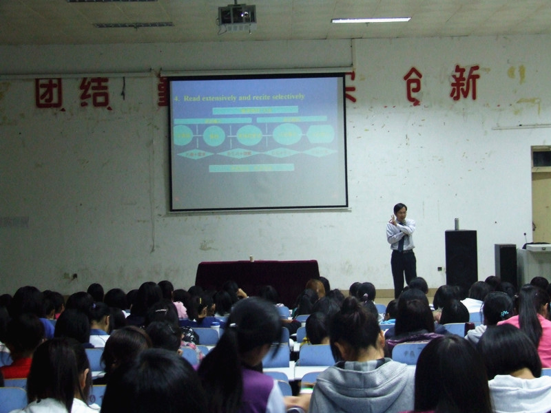 世界足球官网举办新生入学教育第二讲“我的外语梦”