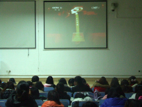 世界足球官网组织员工观看感动中国2014年颁奖典礼视频