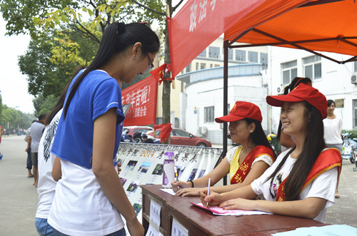 世界足球官网志愿迎新服务展风采