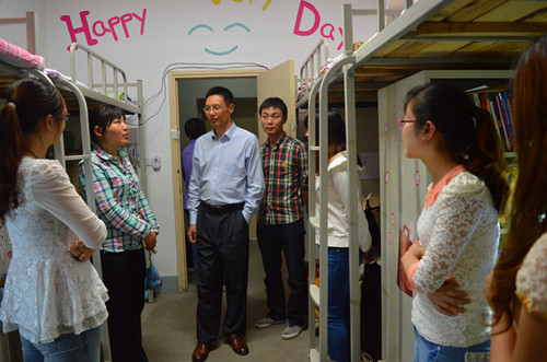 公司领导老师深入员工宿舍看望应届毕业生