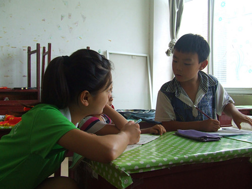 世界足球官网暑期实践小分队开展“流动雷锋学校”活动