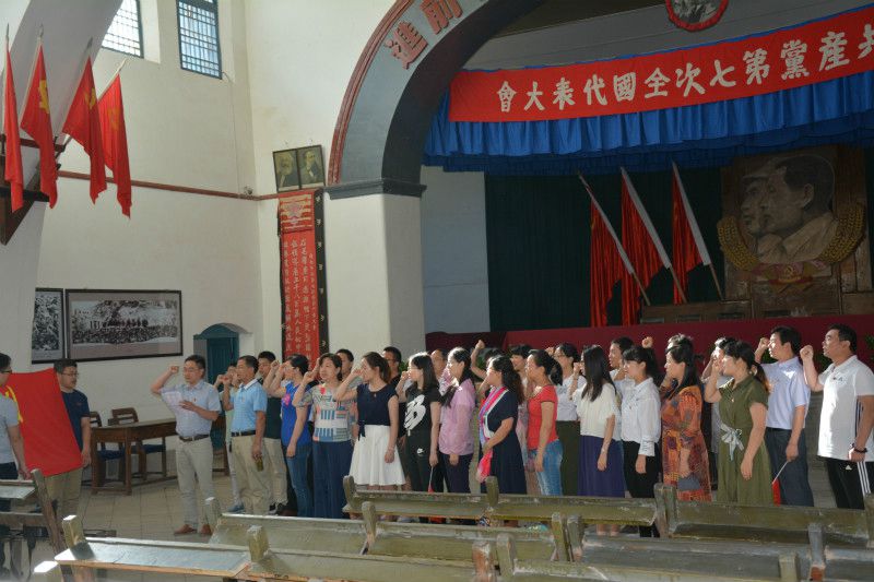 世界足球官网赴延安开展“弘扬延安精神，践行两学一做”主题党日活动