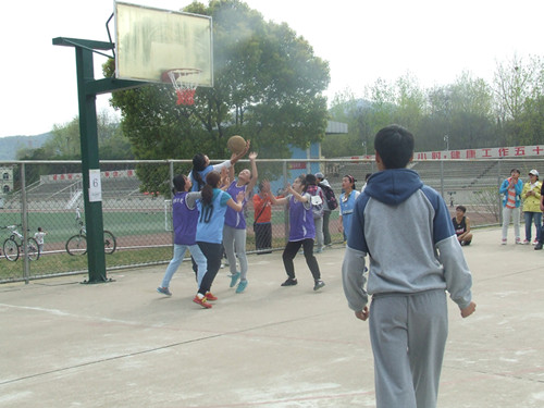 世界足球官网篮球队勇战第十三届“谭山杯”篮球赛