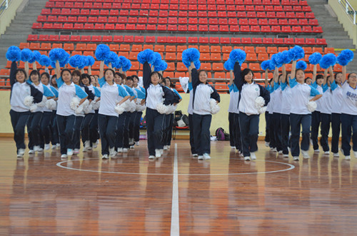 世界足球官网团学老师慰问健美操运动员