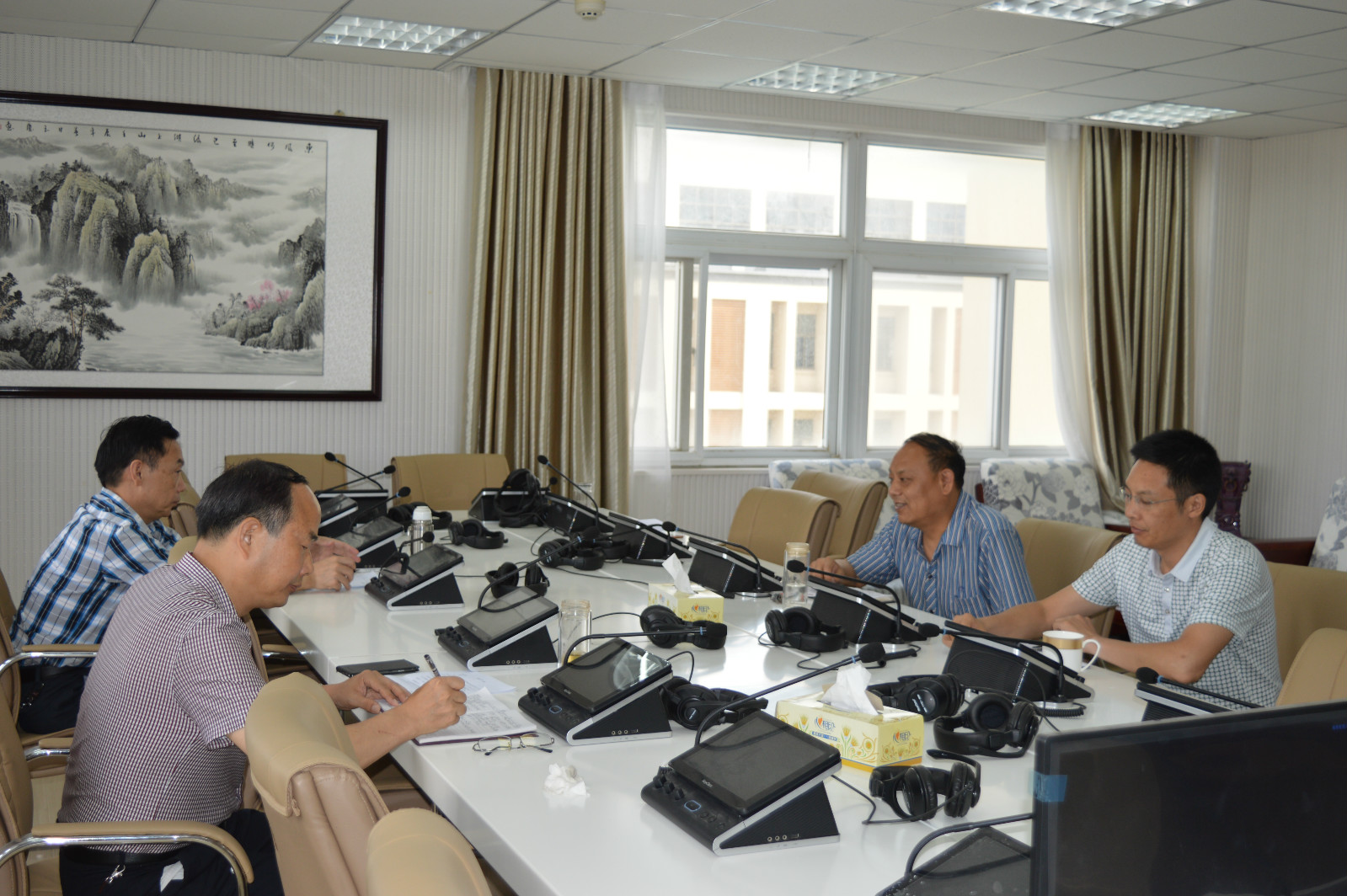 公司党委中心组召开“两学一做”学习教育专题学习讨论会