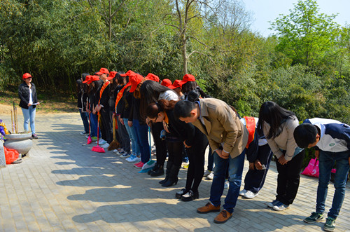 世界足球官网开展景明墓祭扫活动