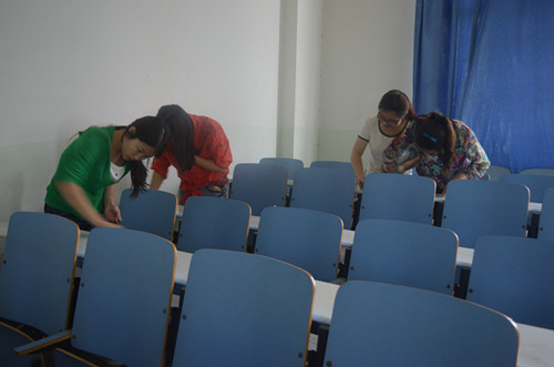 世界足球官网组织员工开展“劳动日”卫生大扫除