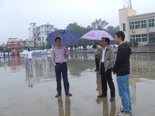 公司领导亲切慰问2014级军训新生