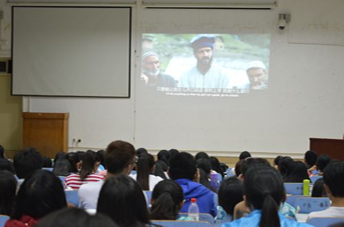 世界足球官网积极组织学子参加老员工心理健康观影活动