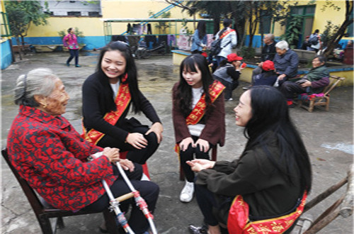  世界足球官网志愿者赴敬老院开展温暖献爱心活动