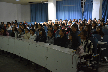 世界足球官网开展经典影片观摩活动