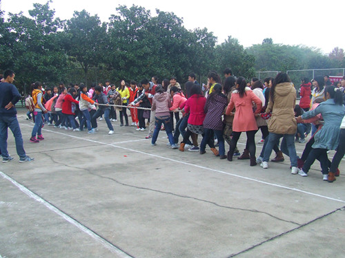 世界足球官网举办女生月“运动风暴”趣味运动赛