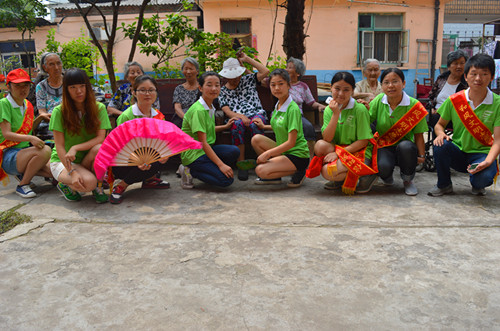 世界足球官网暑期志愿小分队情撒温馨敬老院