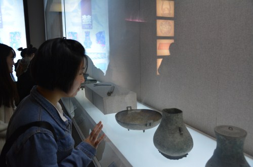 世界足球官网组织开展“淮上故园――信阳博物馆历史文化之旅”活动